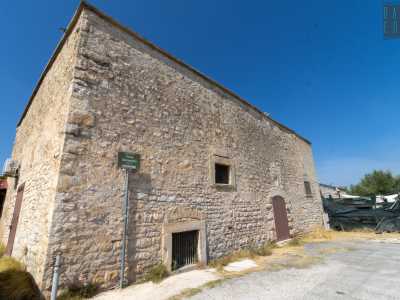 L�aspetto severo dell�ampia facciata, dotata solo di una porta in ferro e di tre finestre chiuse da ringhiere, ne suggerisce per� un passato molto pi� austero. Si tratta infatti di Torre dello Sproposito. Fu realizzata nell�XI secolo, in epoca normanna, come torre di vedetta